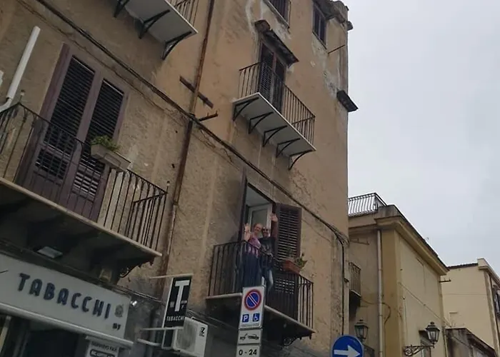 Dietro al Massimo Palermo